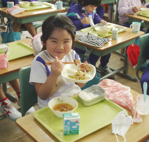 給食を食べる小学生の写真